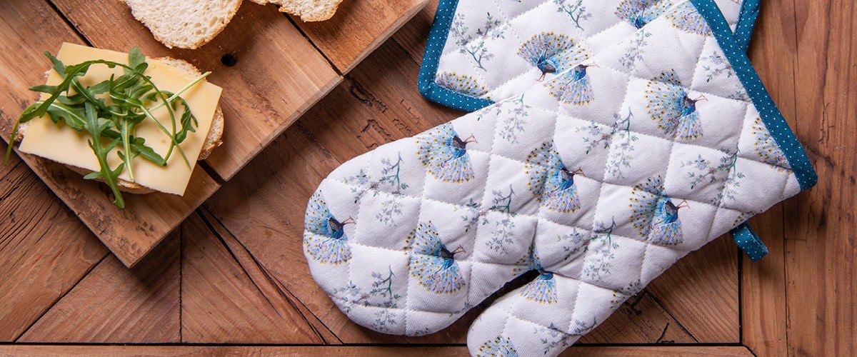 The Curious Cooks Pot Holder & Oven Mitt Set