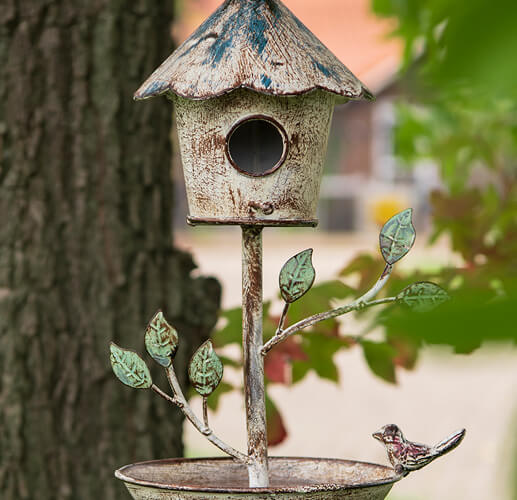 Una casetta per uccelli decorata come una pianta.