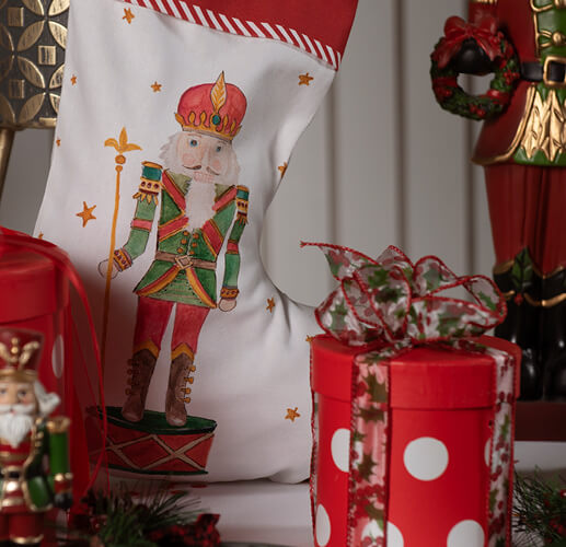 Un regalo e una calza di Natale con uno schiaccianoci sopra.