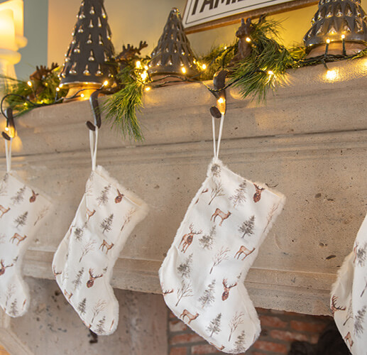 Des chaussettes de Noël accrochées près de la cheminée.