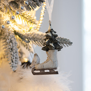 Patin à glace dans un sapin de Noël.