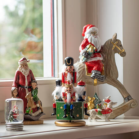 Weihnachtsfiguren und Figurinen.