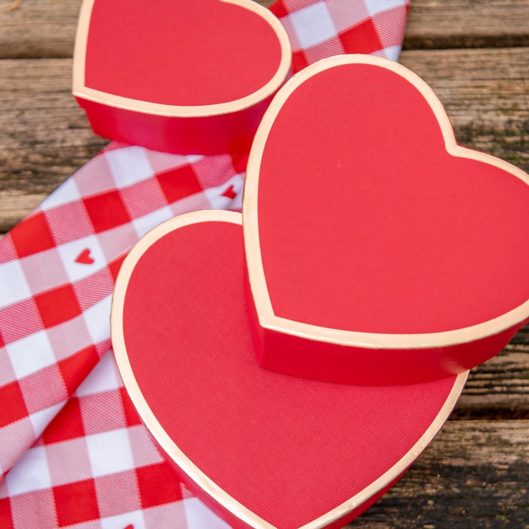 Foto van een picknick met keukentextiel met aardbeien-print