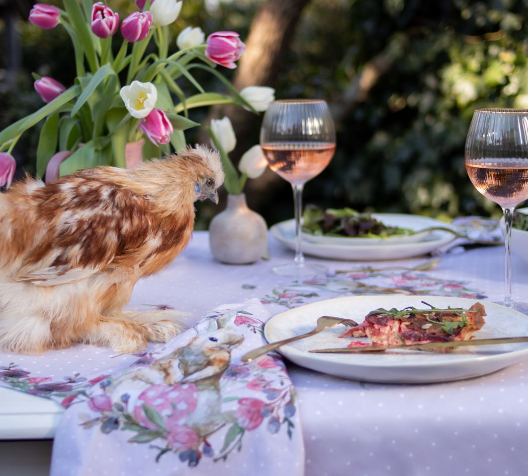 Foto van een picknick met keukentextiel met aardbeien-print