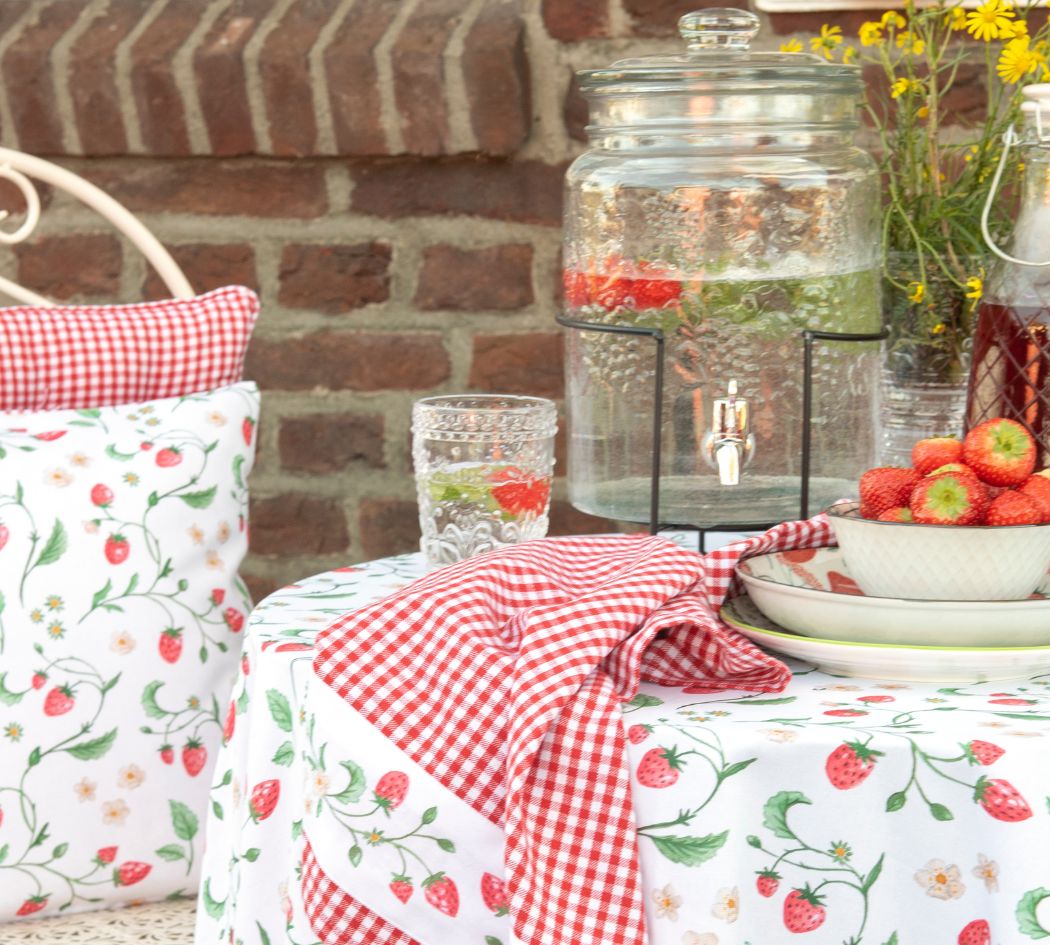 Glazen vaas en glazen fles met roze bloemen