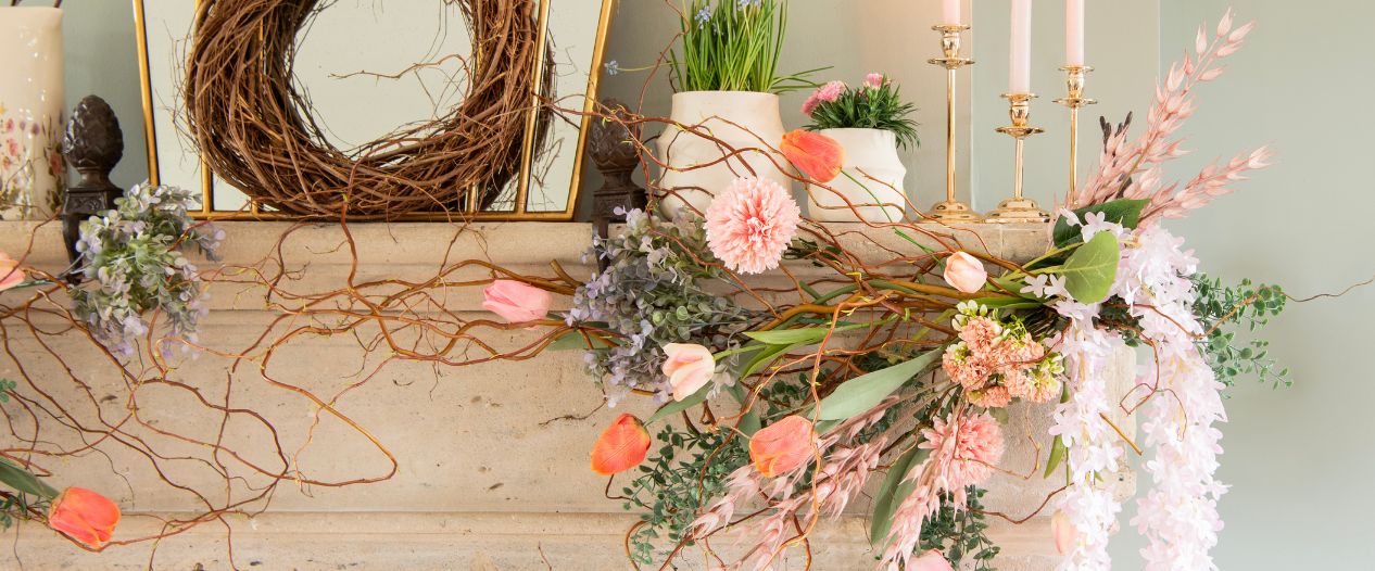 Fleurs artificielles sur une cheminée