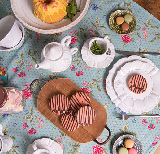 High tea con biscotti rosa.