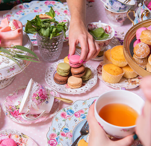 Thé de l'après-midi avec des macarons.