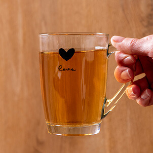 Bicchiere da tè con un cuore.