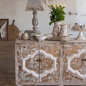 Armoire Shabby Chic avec des cruches décoratives.