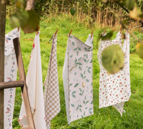 Vaas met bloemen Keukentextielen hangen aan een lijn in de buitenlucht.