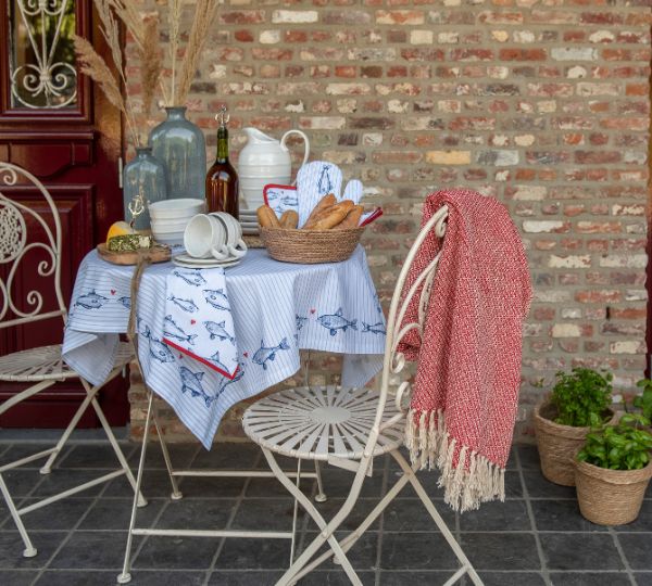 Picknick Een bistroset aangekleed met een vissentafelkleed. De tafel is gedekt.