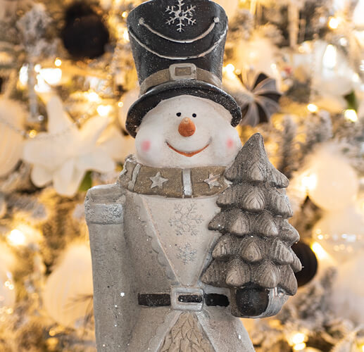 Gediegener Schneemann mit einem Weihnachtsbaum.