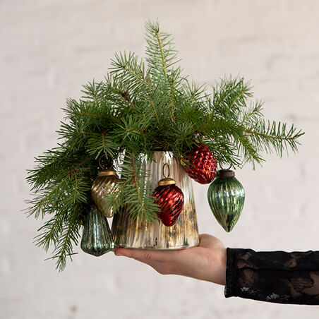 Plante avec des boules de Noël.