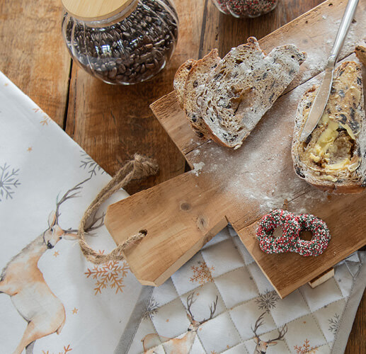 Tablett mit Weihnachtsbrot.