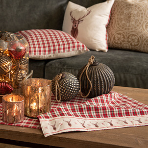 Boules de Noël sur une nappe.