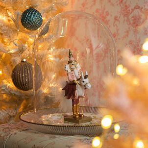 Figurine de Noël sous une cloche en verre.