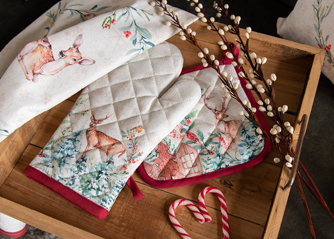 Oven glove and pot holder with a deer-themed Christmas motif