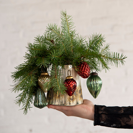 Mini alberello di Natale in un vaso con palline rosse e verdi