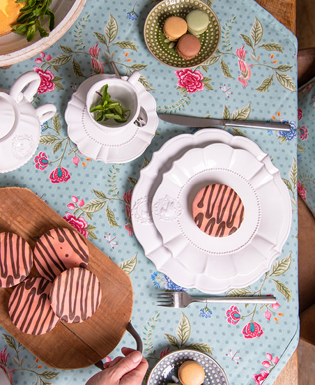 Table dressée avec de la vaisselle pour un goûter anglais (high-tea)