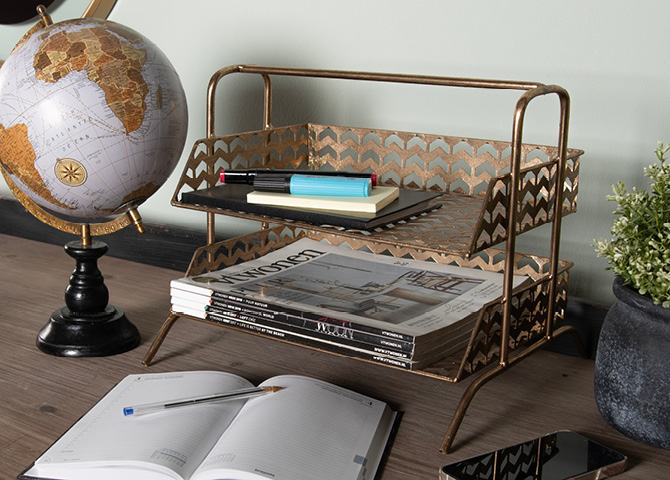 A globe, a flower pot, and a desk rack in an industrial style.