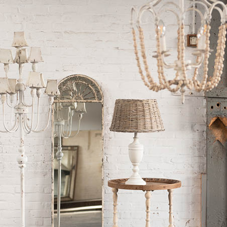 Différents types de lampes, un miroir et une table d'appoint.