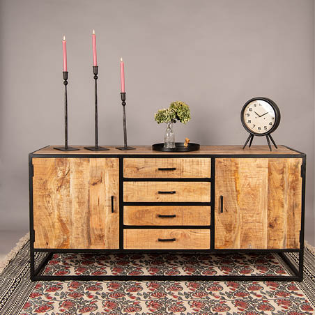 Une armoire, des bougeoirs, un plateau, un vase, un tapis et une horloge.