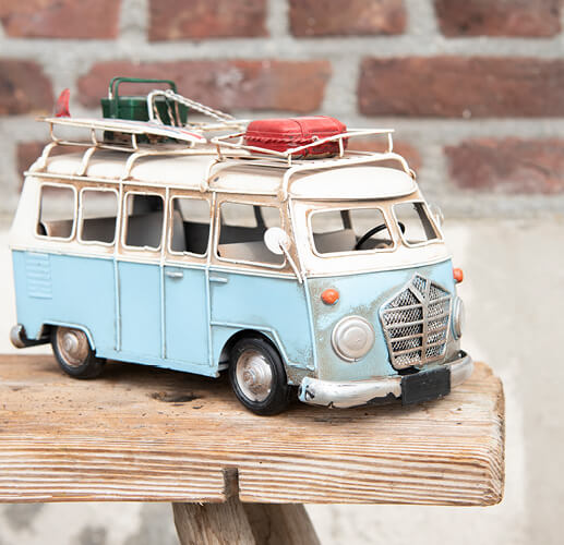 Miniatur hellblauer Hippie-Van.
