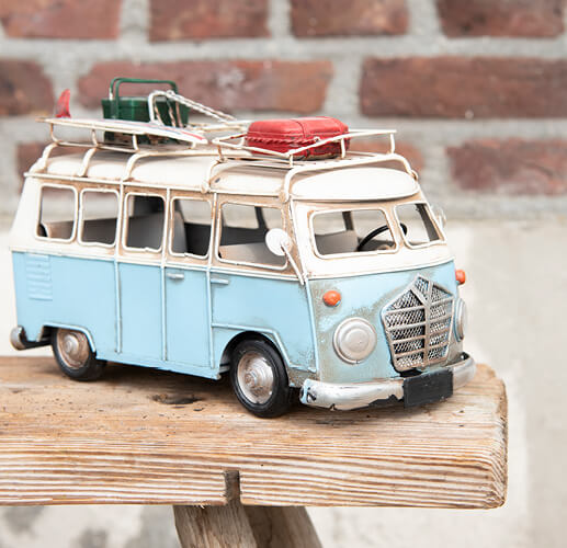 Miniatuur lichtblauw hippiebusje.