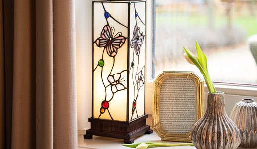 Een Tiffany tafellamp met vlinders