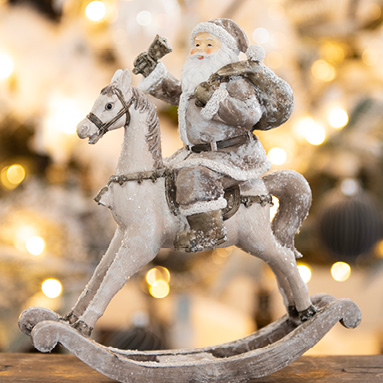 Un Père Noël argenté sur un cheval à bascule