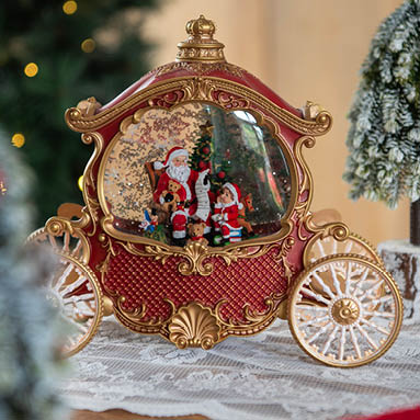 Un tavolo in legno pieno di ciotole dorate, un cascanueces rosso, palline di Natale rosse, decorazioni natalizie e carta da regalo rossa