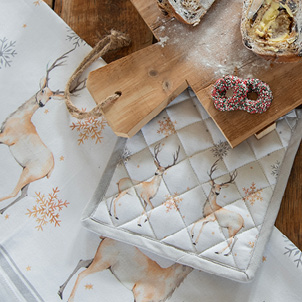 Een witte pannenlap met twee pastelkleurige hertjes en sneeuwvlokjes