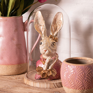 Una campana di vetro con una statuetta di coniglio