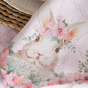 Een roze katoenen servet met een fleurig konijntje erop