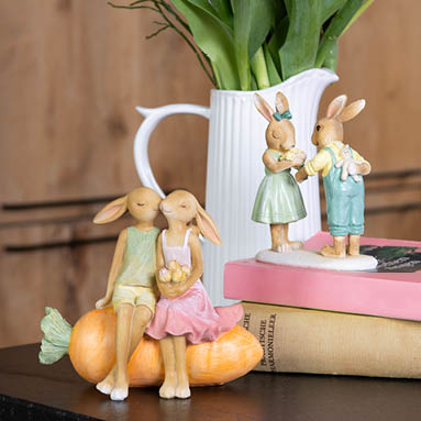 Rustieke paasdecoratie met fotolijsten, bloempotten, zilverkleurige konijnen beelden en decoratie ei