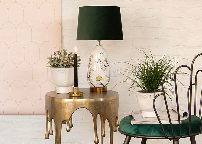 Interno moderno con tavolino da salotto dorato e accessori per la casa moderni