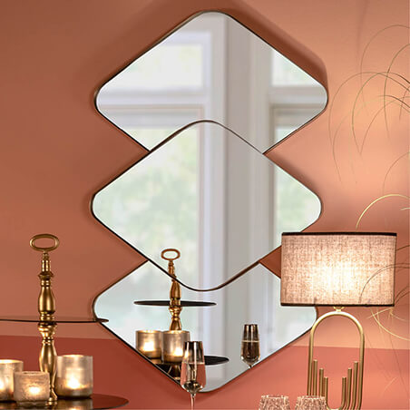 Moderne spiegels geven een ruimtelijk effect in een modern interieur