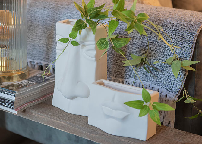 Des vases et des pots de fleurs au design minimaliste
