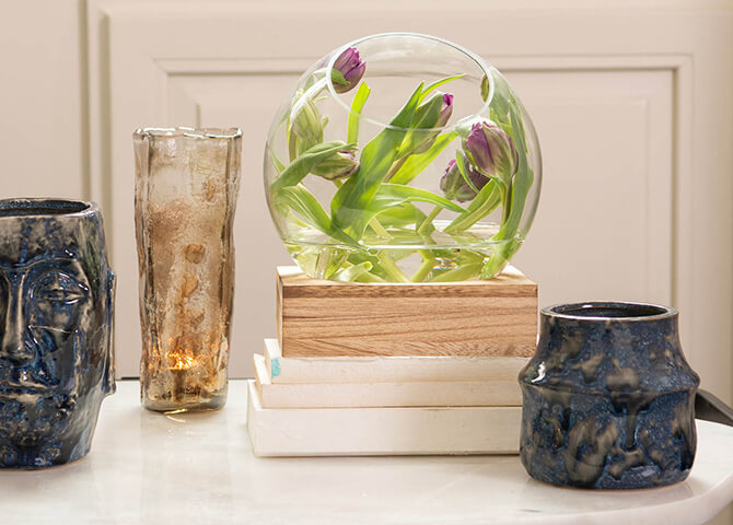 Accessori moderni come i vasi aggiungono un'atmosfera extra quando sono riempiti di fiori
