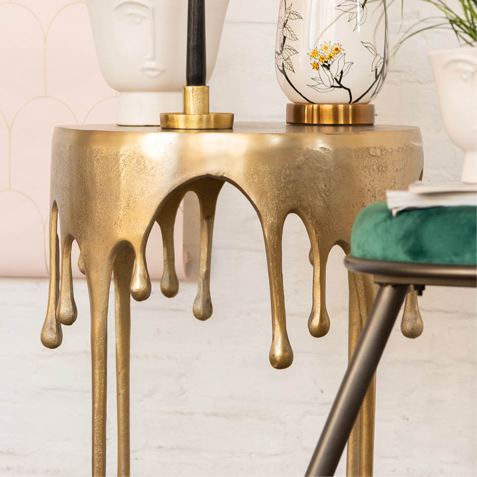 Moderne table d'appoint dorée à l'apparence minimaliste