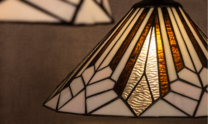 Eine Art Deco Tiffany-Hängelampe mit weißen und braunen Elementen