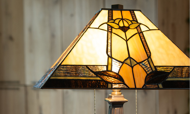 Una lampada da tavolo Tiffany vintage con paralume in vetro in stile vintage