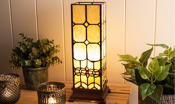 Une lampe de table Tiffany en colonne avec des éléments jaunes