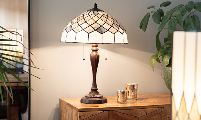 Een moderne Tiffany tafellamp met strakke elementen