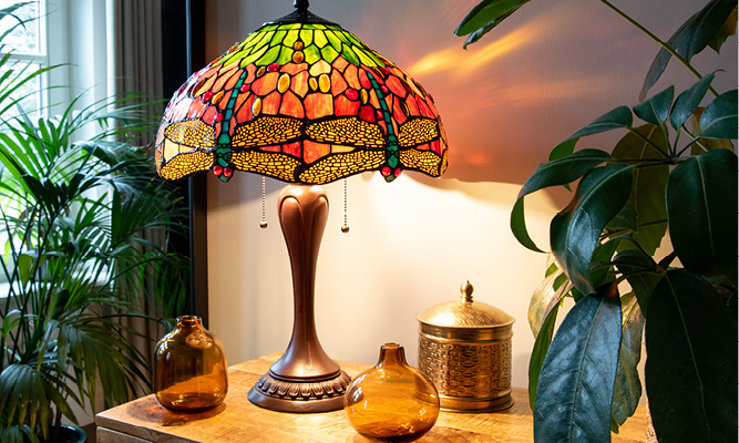 Una lampada Tiffany classica con paralume in vetro decorato con libellule