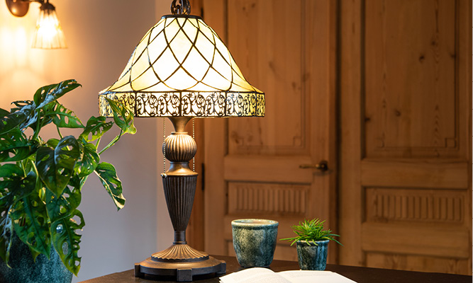 Een vintage Tiffany tafellamp in een landelijke keuken