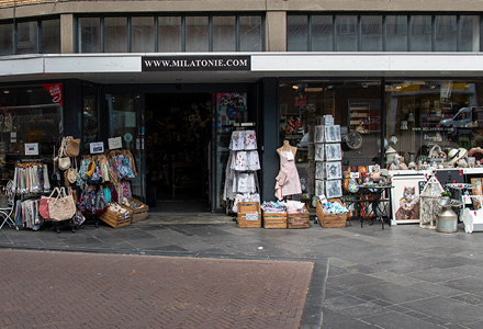 Die Vorderseite des Geschäfts MilaTonie in Roermond auf dem Markt