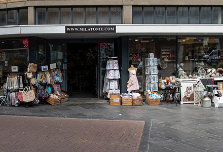 De voorkant van de winkel MilaTonie in Roermond op de markt