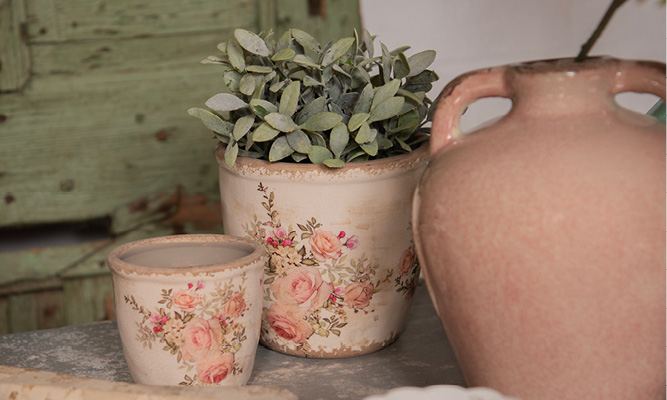 Deux pots de fleurs romantiques avec un motif de pivoines